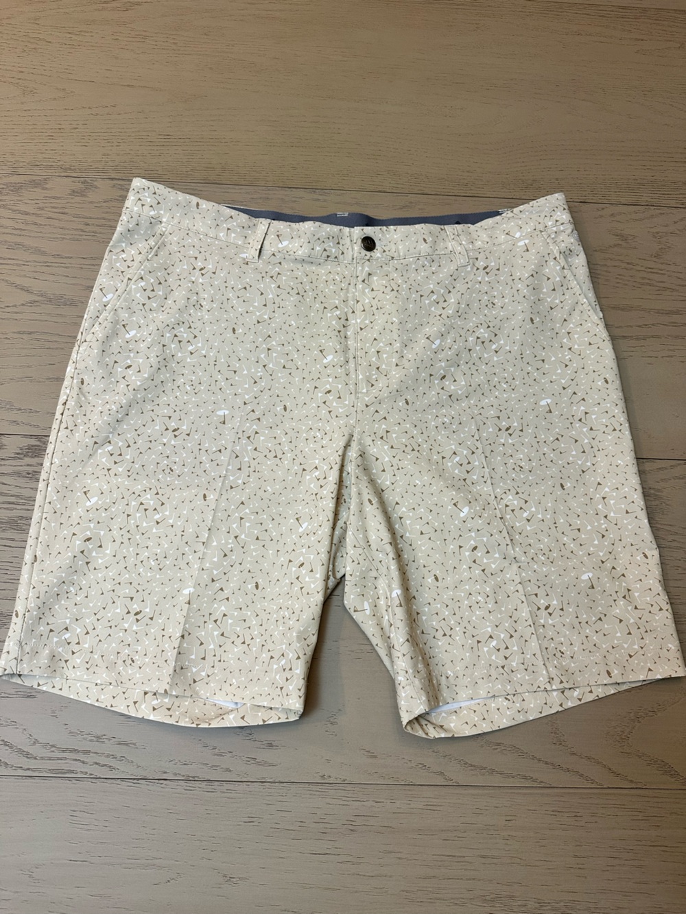 Adidas Men’s Ultimate Golf Shorts 38 Tan All Over Flag pattern
